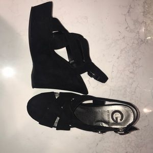 Black G by guess never before worn wedges!